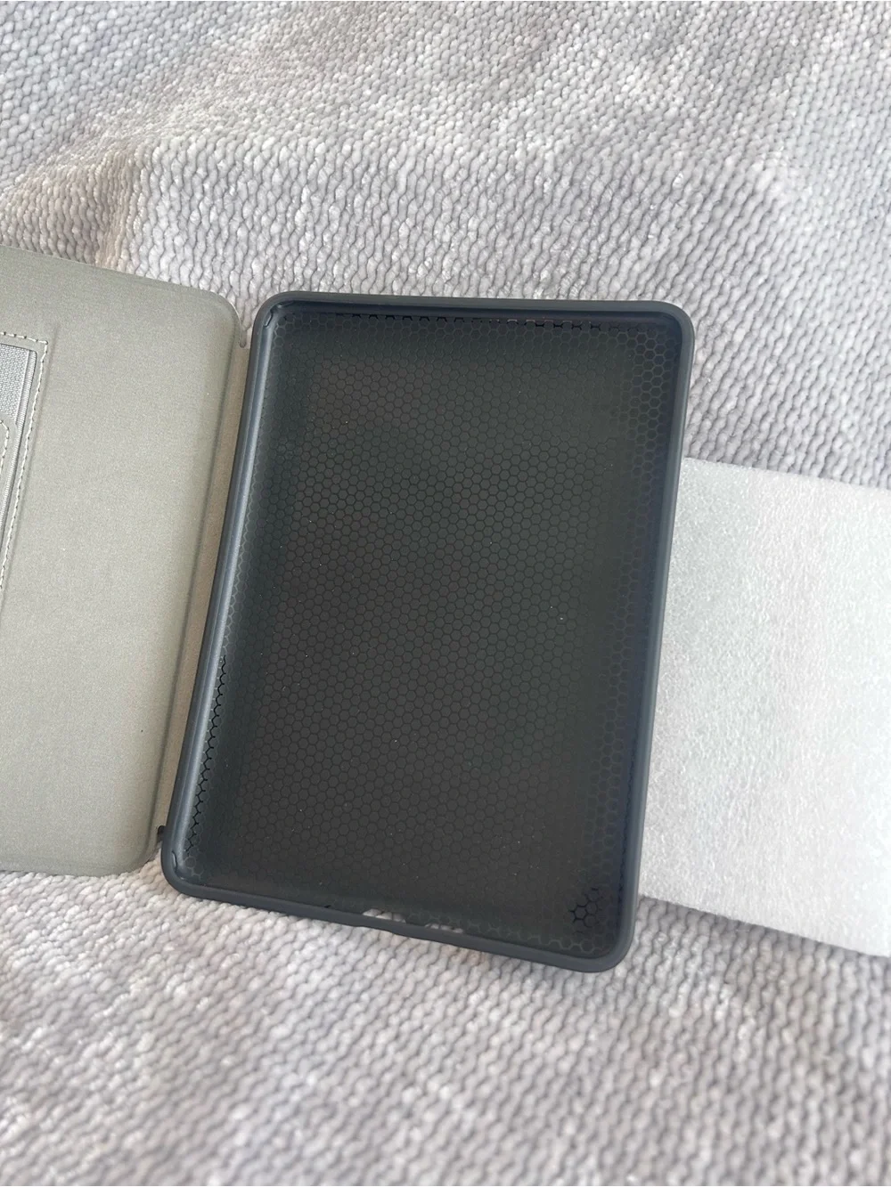 NWOT Hobby Lover Kindle Paperwhite 11th Gen Case | April x Delicate Type